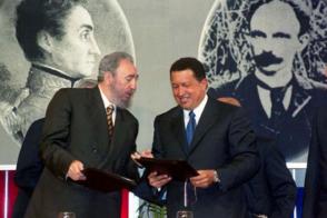 Fidel y Chávez firmaron un acuerdo de cooperación integral, en el Salón Ayacucho del Palacio de Miraflores, el 30 de octubre del 2000. Foto: Prensa Presidencial