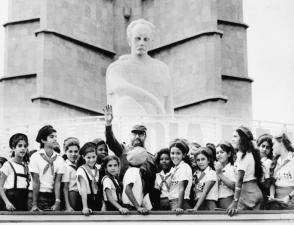 Fidel con los pioneros durante un homenaje a José Martí en la Plaza de la Revoluciòn, La Habana Fidel con los pioneros durante un homenaje a José Martí en la Plaza de la Revoluciòn, La Habana
