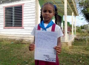 Daniela guarda con cariño la carta con la dedicatoria de Fidel