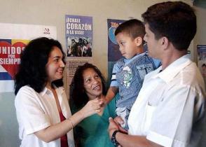 Colaboradores cubanos de la salud han llevado a tierras bolivarianas, durante años, todo su amor y su entrega. Foto: Archivo de Granma Colaboradores cubanos de la salud han llevado a tierras bolivarianas, durante años, todo su amor y su entrega. Foto: Archivo de Granma