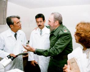 Fidel Castro im Nationalen Zentrum für Medizinische Genetik, zusammen mit Dr. Juan C. Dupuy Núñez, Gründungskoordinator des Internationalen Medizinischen Henry Reeve Kontingents für den Umgang mit Katastrophen und schweren Epidemien. Foto: Granma-Archiv Fidel Castro im Nationalen Zentrum für Medizinische Genetik, zusammen mit Dr. Juan C. Dupuy Núñez, Gründungskoordinator des Internationalen Medizinischen Henry Reeve Kontingents für den Umgang mit Katastrophen und schweren Epidemien. Foto: Granma-Archiv