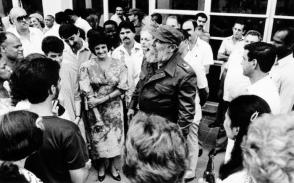 El Comandante en Jefe Fidel Castro en el acto por el aniversario 25 del CNIC. Foto: Orlando Cardona El Comandante en Jefe Fidel Castro en el acto por el aniversario 25 del CNIC. Foto: Orlando Cardona