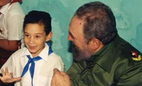 «Para Elián, el mejor libro que se ha escrito para un niño…», así comenzó Fidel la dedicatoria del ejemplar de La edad de oro que le regalara, el 14 de julio del año 2000, en el primer encuentro que sostuvieran hace 20 años, después de la larga batalla por el regreso del pequeño a su Patria. Foto: Archivo de Granma «Para Elián, el mejor libro que se ha escrito para un niño…», así comenzó Fidel la dedicatoria del ejemplar de La edad de oro que le regalara, el 14 de julio del año 2000, en el primer encuentro que sostuvieran hace 20 años, después de la larga batalla por el regreso del pequeño a su Patria. Foto: Archivo de Granma