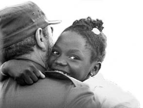 Fidel, lors de l'épidémie de dengue hémorragique, visitait constamment les centres de soins. Photo: Granma Archive