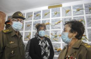 Acompañada por el viceministro de las FAR, general de cuerpo de ejército Ramón Espinosa Martín, y por la general de brigada Delsa Esther Puebla, la embajadora de Angola en Cuba, María Cándida Pereira Texeira, valoró el papel de Cuba a 45 años de la independencia de su país. Foto: Dunia Álvarez Palacios Acompañada por el viceministro de las FAR, general de cuerpo de ejército Ramón Espinosa Martín, y por la general de brigada Delsa Esther Puebla, la embajadora de Angola en Cuba, María Cándida Pereira Texeira, valoró el papel de Cuba a 45 años de la independencia de su país. Foto: Dunia Álvarez Palacios