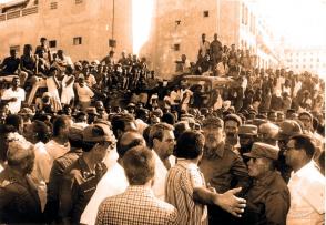 When the Comandante en Jefe arrived at the site of the disturbance, August 5, 1994, the rocks immediately disappeared, as if by magic. Photo: Granma Archives