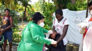 El pueblo haitiano recibe la ayuda médica de los cubanos en casas de campaña. El pueblo haitiano recibe la ayuda médica de los cubanos en casas de campaña.