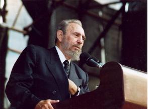 Fidel Castro interviene en la sesión plenaria de la Conferencia Mundial contra el racismo, la discriminación racial, la xenofobia y las formas conexas de intolerancia, en Durban, Sudáfrica, 1 de septiembre de 2001. Foto: Estudios Revolución/ Sitio Fidel Soldado de las Ideas. Fidel Castro interviene en la sesión plenaria de la Conferencia Mundial contra el racismo, la discriminación racial, la xenofobia y las formas conexas de intolerancia, en Durban, Sudáfrica, 1 de septiembre de 2001. Foto: Estudios Revolución/ Sitio Fidel Soldado de las Ideas.