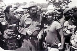 Desde el portal de las oficinas del central Australia donde estaba situada la comandancia, Fidel imparte las ordenes de combate. /Foto: Archivos del diario Granma Desde el portal de las oficinas del central Australia donde estaba situada la comandancia, Fidel imparte las ordenes de combate. /Foto: Archivos del diario Granma