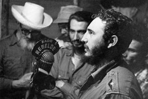 Desde La Plata, en la Sierra Maestra, Fidel le comunica al pueblo la firma de la Ley de Reforma Agraria, el 17 de mayo de 1959 a través de Radio Rebelde. Foto Sitio Fidel Soldado de las Ideas. Desde La Plata, en la Sierra Maestra, Fidel le comunica al pueblo la firma de la Ley de Reforma Agraria, el 17 de mayo de 1959 a través de Radio Rebelde. Foto Sitio Fidel Soldado de las Ideas.