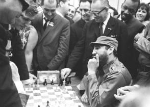 El líder de la Revolución, Fidel Castro Ruz, en su partida con el mexicano Filiberto Terrazas. El líder de la Revolución, Fidel Castro Ruz, en su partida con el mexicano Filiberto Terrazas.