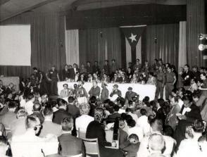 Operacion Verdad. En el salón Copa Room del Hotel Havana Riviera, Fidel responde a preguntas de los periodistas y expone la verdad de Cuba.