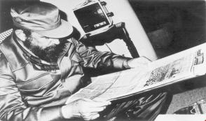 Fidel Castro leyendo el periódico Juventud Rebelde.Tomado de Sitio Fidel Soldado de las Ideas Fidel Castro leyendo el periódico Juventud Rebelde.Tomado de Sitio Fidel Soldado de las Ideas