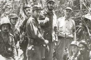 Fidel, Raúl y otros miembros del Ejército Rebelde Fidel, Raúl y otros miembros del Ejército Rebelde