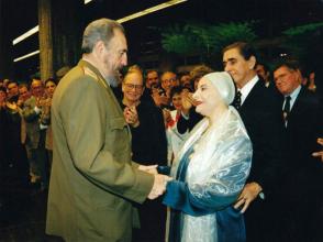 Alicia recibió de manos del Comandante en Jefe Fidel Castro la orden José Martí. Foto: Archivo Alicia recibió de manos del Comandante en Jefe Fidel Castro la orden José Martí. Foto: Archivo