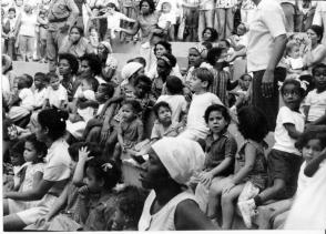 Un grupo de niños recién rescatados junto a sus Educadoras y familiares muestran sus caritas impresionadas por el incendio de su círculo. Foto: Fernández, Aramís Un grupo de niños recién rescatados junto a sus Educadoras y familiares muestran sus caritas impresionadas por el incendio de su círculo. Foto: Fernández, Aramís