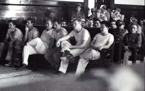 Juicio a los mercenarios de Playa Girón. Sentado a la derecha, Jorge King Yun (el Chino King), Ramón Calviño Insua, excabo de la policía a las órdenes del coronel Esteban Ventura Novo, y exteniente del ejército, Antonio V Padrón Cárdenas, connotado asesino en Holguín.