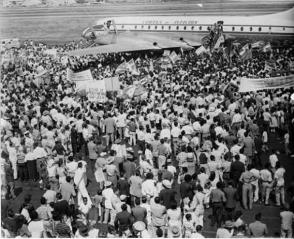 Un multitudinario recibimiento aguardó a Fidel a su llegada al Aeropuerto de Maiquetía, Un multitudinario recibimiento aguardó a Fidel a su llegada al Aeropuerto de Maiquetía,