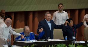 Fidel Castro, Raúl Castro, Machado Ventura y Nemesia en el 7 Congreso del PCC