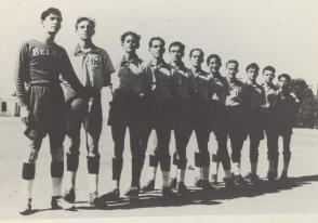 Fidel Castro Ruz en el equipo de fútbol de Belén, 1943