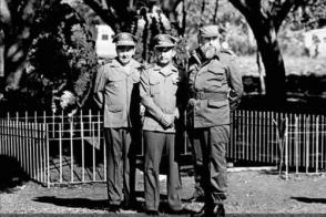 Despedida de Duelo de Blas Roca Calderío, junto a él el General de Ejército Raúl Castro y el General de División Ulises Rosales del Toro.