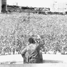 El 2 de septiembre de 1960, ante un millón de personas en la Plaza de la Revolución, Fidel anunció el establecimiento de relaciones con China. Foto: Raúl Corrales El 2 de septiembre de 1960, ante un millón de personas en la Plaza de la Revolución, Fidel anunció el establecimiento de relaciones con China. Foto: Raúl Corrales