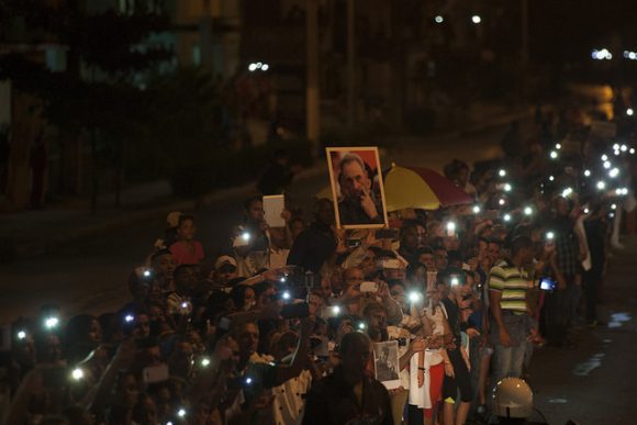 Pueblo cubano rinde homenaje a Fidel Castro Ruz